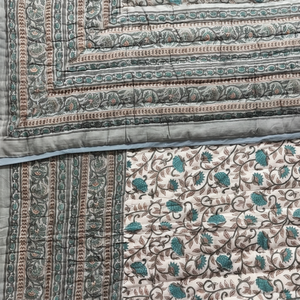 Prix de gros, couverture Kantha ethnique vintage artisanale du Rajasthan, couverture Kantha en coton cousue à la main, couverture en patchwork pour les hôtels - Product Image 1