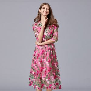 Tissu en dentelle de tulle brodé de fleurs colorées élégant pour robes - Product Image 4