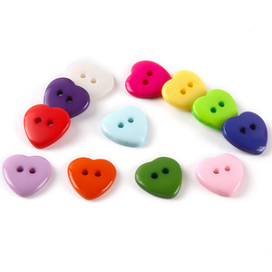 Haute qualité pas cher prix en gros 2 trous coloré en forme <span class=keywords><strong>de</strong></span> coeur en plastique résine bouton pour accessoires <span class=keywords><strong>de</strong></span> bricolage - Product Image 6
