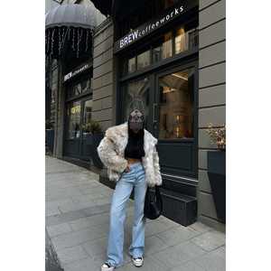 Manteau long vintage en fourrure de renard blanc cassé, coupe ajustée, avec boutons et décorations imprimées, en EVA teint par méthode de tissage. - Product Image 3