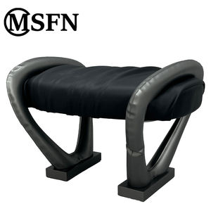 Taburete Decorativo Escultural Moderno de Diseño Original MSFN, Asiento Tapizado, Estructura Metálica Curva, Silueta Geométrica, para Apartamento o Dormitorio - Product Image 1