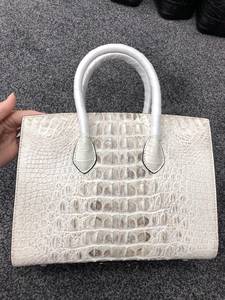 Sac à main de luxe en cuir de crocodile blanc exotique - Sac fourre-tout sophistiqué à poignée circulaire pour femmes, sac de bureau haut de gamme - Product Image 4