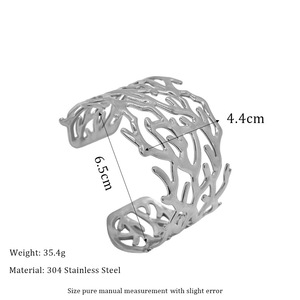 <span class=keywords><strong>Bracelet</strong></span> d'ouverture en acier au titane évidé à feuilles larges plaqué <span class=keywords><strong>or</strong></span> <span class=keywords><strong>18</strong></span> <span class=keywords><strong>carats</strong></span> <span class=keywords><strong>bracelet</strong></span> élégant réglable pour les filles - Product Image 4