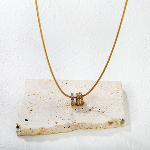 สร้อยคอโซ่กลมสแตนเลสสตีลประดับเพชรพร้อมจี้สามวงสำหรับผู้หญิง สวมใส่ได้ทุกวัน สร้อยคอคล้องไหปลาร้า - Product Image 2