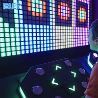 Jeu d'équipe interactif en salle commerciale pour les fêtes et les groupes, salle de jeux avec commande par bouton-poussoir LED pour activer le jeu
