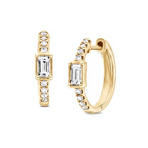 Pendientes de Aro Redondos con Diamantes y Esmeraldas Chapados en Oro de 18K y 14K, Pendientes Huggie con Acento de Bisel, Joyería para Mujer - Product Image 2