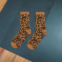 Chaussettes de Pilates respirantes avec logo personnalisé, antidérapantes, mi-longues, tricotées, avec broderie cerise, pour le yoga et le sport.