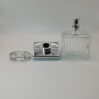 Flacon de parfum carré de luxe personnalisé en verre mat de 80 ml avec bouchon transparent, pulvérisateur à pompe, marquage à chaud et impression sérigraphique