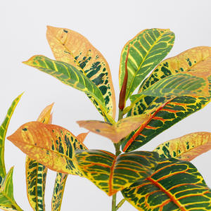 Arbre artificiel Banian doré réaliste à plusieurs branches avec des feuilles aux couleurs dynamiques pour la décoration d'angle de salon moderne - Product Image 4