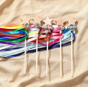 Baguette de fée avec rubans ornés d'étoiles de cloche Baguettes magiques en bois Rainbow Streamer <span class=keywords><strong>Baton</strong></span> Stick Twirling Holiday Party Favors - Product Image 5