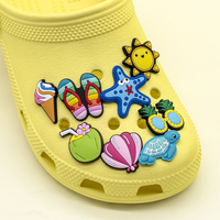 Breloques de chaussures en PVC style hawaïen, motif fleur Luau, surf, été, noix de coco, pour sabots, accessoires de vacances personnalisés, vente en gros de breloques de chaussures