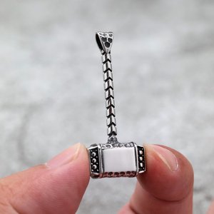 Collier avec pendentif marteau de Thor en acier inoxydable pour homme, charme viking, à porter au quotidien - Product Image 2