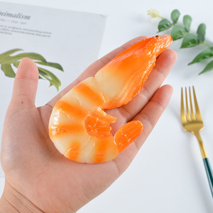 Modèle de plateau de fruits de mer simulés, comprenant des crevettes et des écrevisses, une décoration pour restaurant japonais et un accessoire photo. - Product Image 3
