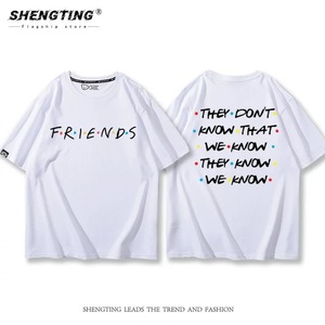 Camiseta Retro Inspirada en la Comedia de Situaciones de los 90, Negra con Estampado de Personajes y Frases - Product Image 4