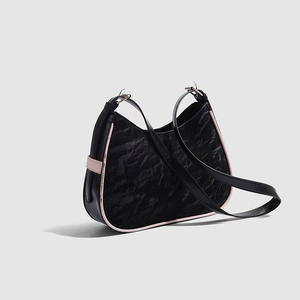 Bolsa de media luna con lazo 3D y decoración de botones de metal - Product Image 4