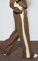 Veste coupe-vent décontractée légère marron à col montant zippé, avec empiècements contrastants et coupe oversize, assortie à un pantalon de jogging pour femme