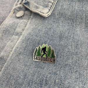 The Forest dan Sasquatch bros pabrik grosir lencana terlaris pin kerah hadiah Natal lencana kustom pin Enamel - Product Image 2