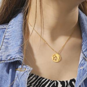 Collar al por mayor con colgante hueco de madre y bebé, cadena de acero inoxidable, regalo para el Día de la Madre - Product Image 3