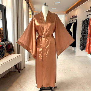 Kimono de satén de seda de manga ancha para mujer con logotipo personalizado, bata larga de Color sólido para dama de honor, ropa de dormir de boda de lujo - Product Image 3