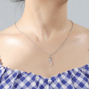Collier tendance avec pendentif en forme de piment, plaqué or 18 carats PVD et acier inoxydable argenté |   Bijoux pour femmes de soirée - Product Image 4
