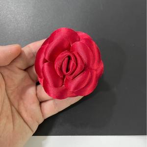 Fermaglio per Capelli Ecologico con Camelia Rossa di Jennie Kim, Clip in Tessuto di Seta Tinta Unita per Uso Casual Estivo - Product Image 4