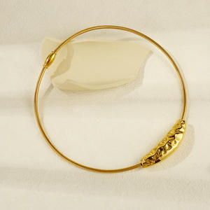 قلادة خانقة أنيقة من الفولاذ المقاوم للصدأ المطلي بالذهب عيار 18 قيراط بنمط المطرقة المنحنية المبتسمة للحفلات - Product Image 2