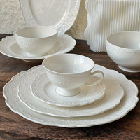 Vaisselle en céramique rétro française à dentelle en relief, bols, assiettes, tasses et soucoupes, théière pour le thé de l'après-midi, bols à dessert et à salade