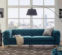 Canapé Chesterfield trois places en velours vert, style traditionnel de luxe, pour salon, appartement, ou chambre d'hôtel, capitonné
