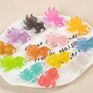 Promotion spéciale miniature <span class=keywords><strong>petit</strong></span> <span class=keywords><strong>poisson</strong></span> <span class=keywords><strong>rouge</strong></span> 3D résine Microlandscraft <span class=keywords><strong>poisson</strong></span> résine accessoires lueur dans l'obscurité breloques pour la décoration - Product Image 3