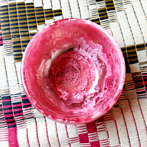 Tazón Redondo de Plástico con Diseño de Espiral Rosa y Blanco para Servir Postres y Cereales en el Hogar y la Cocina - Product Image 1