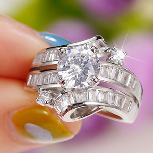 Anello di Lusso Curvo per Donne, Elegante Gioiello da Dito alla Moda - Product Image 2