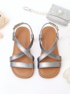Sandales plates romaines argentées à brides croisées pour enfants – Collection été en gros - Product Image 5