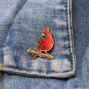 Épinglette en émail en forme <span class=keywords><strong>de</strong></span> cardinal <span class=keywords><strong>du</strong></span> <span class=keywords><strong>Nord</strong></span>, broche en métal cardinal rouge, épinglette <span class=keywords><strong>de</strong></span> revers sur le thème <span class=keywords><strong>de</strong></span> <span class=keywords><strong>la</strong></span> nature et <span class=keywords><strong>de</strong></span> <span class=keywords><strong>la</strong></span> faune, accessoire <span class=keywords><strong>de</strong></span> mode - Product Image 3