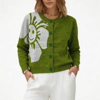 Cardigan en maille court à col ras du cou, motif jacquard asymétrique grande fleur souriante vert herbe, boutons de couleur assortie, vente directe usine