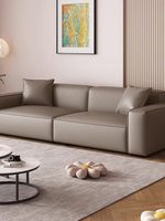 Canapé une place en tissu, style minimaliste italien, couleur crème, forme bloc de tofu, lignes droites, pour petits salons et appartements modernes