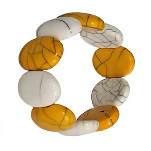 Bracelet en résine d'agate fait main de qualité, motif mignon jaune et blanc, designs de luxe, bijoux unisexes, bracelets tendance pour femme, pour les fêtes - Product Image 1