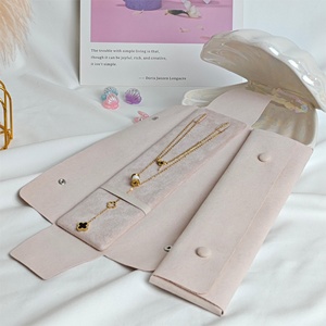 Pochette en velours personnalisée avec logo imprimé en couleur pour le rangement de colliers et bracelets - Product Image 3