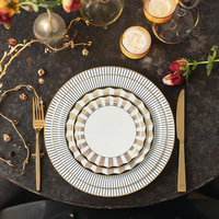 Service de vaisselle en porcelaine fine avec rayures dorées radiales et assiettes de présentation pour banquets de mariage