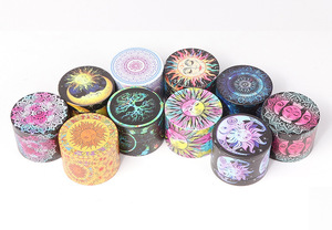 Biểu Tượng Tùy Chỉnh Bán Buôn UV Đầy Đủ In Ấn Chất Lượng Cao 4 Hai Lớp Kim Loại Kẽm Hợp Kim Máy Xay Bền Sắc Nét Răng Thuốc Lá Máy Xay - Product Image 2