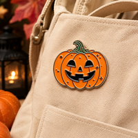 Broche en métal émaillée Citrouille Souriante d'Halloween avec tige verte bouclée et accents étoilés, Décoration pour festival d'automne