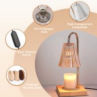 Lampe chauffe-bougie très répandue avec abat-jour en verre ambré cannelé, base en bois, variateur rotatif ou interrupteur minuterie en option, et fonction de fusion de cire