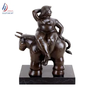 着名的波西米亚青铜胖夫人骑马雕像