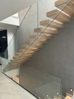 Escalier flottant droit intérieur moderne en bois massif avec système de rampe en bois - Durable, écologique et sûr pour les hôtels et les villas