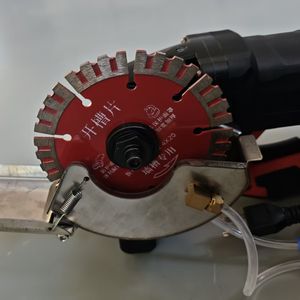 Fortschrittliches Wassernebel-Sprühsystem Leistungsstarker Schneider mit Effizienter Staubunterdrückung für Sauberes Betonschneiden - Product Image 3