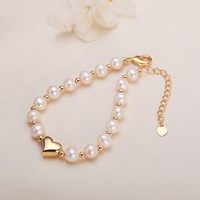 Bracelet en perles d'eau douce personnalisé en gros, perles blanches, breloque cœur doré, chaîne ajustable, bijoux pour femmes, OEM ODM, commandes en gros, cadeaux