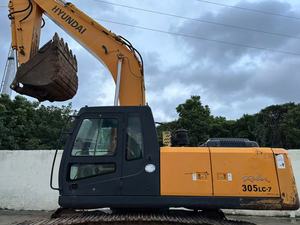 Excavatrice sur chenilles Hyundai 305LC-7 d'occasion en stock avec godet de 1,38 m, poids opérationnel de 30 tonnes, moteur, pompe et roulement - Product Image 2