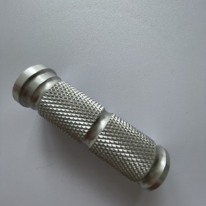 Service de fabrication sur mesure de repose-pieds mécaniques en alliage d'aluminium moleté CNC OEM pour pièces détachées de motos et karts - Product Image 2
