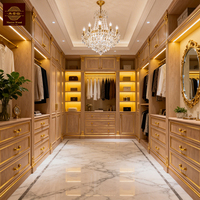 Système de dressing de luxe en bois massif de style français avec coiffeuse et îlot de présentation, armoire sur mesure, mobilier de chambre