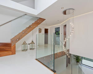 환상적인 새로운 계단 난간 디자인 얼굴 장착 스테인레스 스틸 스탠드 오프 강화 유리 발코니 난간 판매 - Product Image 2