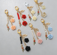 Porte-clés Cadeau Direct Usine Tendance Fleur Rose 3D avec Pompon Perle, Pendentif Rose Émaillé et Breloque Feuille d'Or